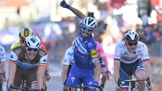 Francouzský cyklista Julian Alaphilippe slaví vítzství na klasikáském...