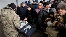 Lidé na kontrolním stanoviti v obci Majorsk. (25. února 2019)