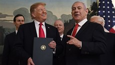 Americký prezident Trump pi setkání s Netanjahuem podepsal dekret, kterým USA...