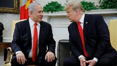Americký prezident Trump pi setkání s Netanjahuem podepsal dekret, kterým USA...