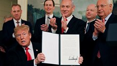 Americký prezident Trump při setkání s Netanjahuem podepsal dekret, kterým USA...
