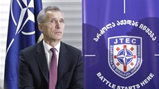 Generální tajemník NATO Jens Stoltenberg se v Tbilisi zúastnil vojenského...