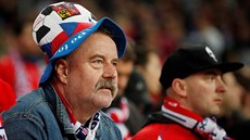eský fanouek sleduje utkání národního týmu v kvalifikaci o Euro 2020 proti...