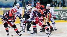 Momentka z utkání extraligového play off mezi hokejisty Komety Brno (v bílém) a...