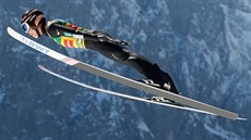 Rjoju Kobaja�i z Japonska svi�tí vzduchem v záv�re�ném závod� SP v Planici