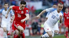 Stanislav Lobotka ze Slovenska (vpravo) se v kvalifikaci o Euro 2020 snaí...