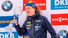 védka Hana Öbergová se raduje ze zisku malého kiálového glóbu za závod s...