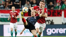 Adam Szalai z Maarska (v erveném) v kvalifikaci o Euro 2020 napadá Domagoje...