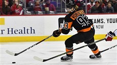 Jakub Voráek z Philadelphie si zpracovává puk v utkání NHL s Washingtonem.
