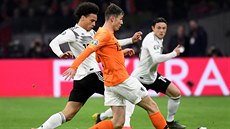 Leroy Sané z Nmecka (v bílém) se v kvalifikaci o Euro 2020 snaí zastavit...