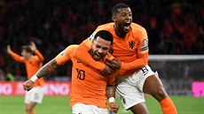 Nizozemtí fotbalisté Memphis Depay (vlevo) slaví svou trefu v kvalifikaním...