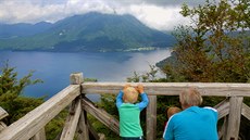 Vyhlídková plošina těsně pod vrcholem Hangecu s výhledem na jezero Čúzendži a...