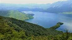 Jezero Čúzendži v typickém hávu letního oparu