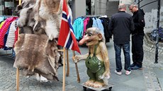 Norská suvenýrová klasika: troll, sobí ke a vlajky. Alesund, tída Kongens...