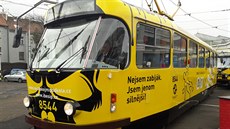 Dopravní podnik pedstavil v Praze novou tramvaj, která má upozornit na problém...