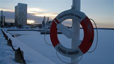 Zamrzlý přístav v Örnsköldsviku ve středním Švédsku u Botnického zálivu