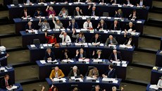 Poslanci Evropského parlamentu během hlasování o návrhu na zrušení střídání...