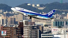 Boeing 737-500 spolenosti ANA All Nippon Airways pi startu na japonském...