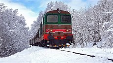 Historický vlak Treni della Neve jezdí mezi mstem Sulmona a lyaským...
