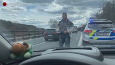 Policista v civilu zastavil mue na dálnici kvli rychlé jízd