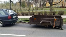 koda Felicia mla pipojený vozík, na kterém levé kolo nahrazoval...