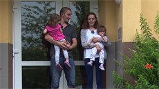 Radek (28) a Lucka (24) bydlí s dcerami ve dvoupokojovém byt v Liberci.