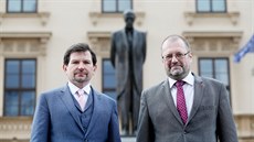 Neurolog Martin Bareš a geolog Jaromír Leichmann (s brýlemi) budou ve volbách...