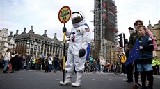 Odprci brexitu pochodovali Londýnem za poadavek druhého referenda o lenství...