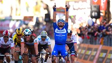 LONI. Takhle se z triumfu na Milán-San Remo radoval loni Julian Alaphilippe.