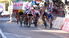 ZA TRIUMFEM. Julian Alaphilippe (vpravo) vyráí za prvenstvím na Milán-San Remo.