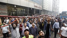 Poár kanceláské budovy v Bangladéi si vyádal nejmén 19 obtí. Zranných je...