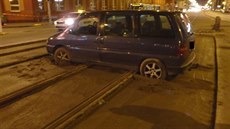 Řidič vjel s autem na opravovaný úsek tramvajové trati v ulici Českomoravská v...