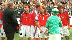 Kapitán Miroslav Kadlec pedstavuje ped finále Eura 1996 ve Wembley královn...