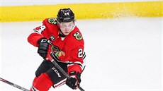 Dominik Kahun z Chicaga motá hlavu Tylerovi Mottemu z Vancouveru.