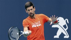 Novak Djokovi pi tréninku v Miami.