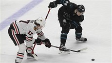 Tomá Hertl ze San Jose a Dylan Strome z Chicaga bojují o puk.