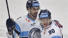 Tyler Redenbach (vpravo) a Jakub Valský z Liberce se radují z gólu.