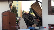 V Sedlanech projelo nákladní auto zdí.