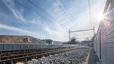 Sklopná protihluková clona má premiéru na elezniní trati mezi Prahou a...