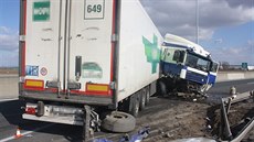 Dálnici D46 zablokoval u Olomouce havarovaný kamion, jehož řidič začal brzdit a...