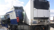 Dálnici D46 zablokoval u Olomouce havarovaný kamion, jeho idi zaal brzdit a...