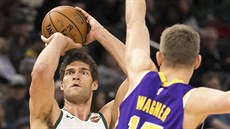 Brook Lopez (vlevo) z Milwaukee st�ílí na ko� LA Lakers p�es Moritze Wagnera.