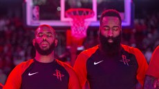 Chris Paul (vlevo) a James Harden z Houstonu proívají americkou hymnu.