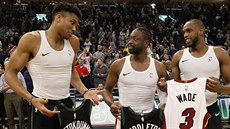 Dwyane Wade (uprosted) z Miami si ze zápasu s Milwaukee odnesl dva dresy....