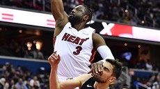 Dwyane Wade (nahoe) z Miami peválcoval Tomáe Satoranského z Washingtonu.