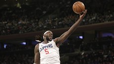 Montrezl Harrell (5) z LA Clippers zakonuje na ko New Yorku.