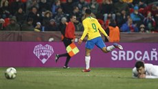 Gabriel Jesus z Brazílie slaví svj gól proti esku.