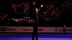 Americký krasobrusla Nathan Chen slaví vítzství na MS v Japonsku.