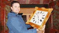Kastelán Libor vec ukazuje zrestaurované lékárnické hodiny.