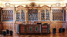 V barokní lékárn emeslníci zrestaurovali dubovou podlahu.